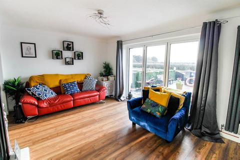 53 Ffordd Derwen, Rhyl, LL18 2LU