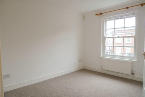 3 bedroom terraced house to rent, Terrace House, Parchment Street, Winchester