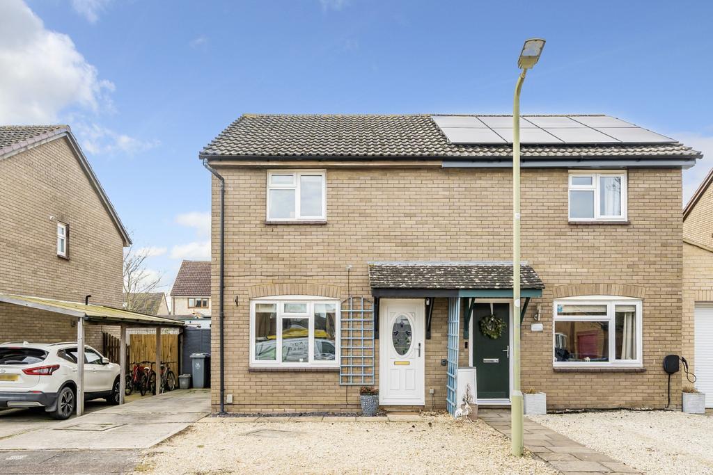 Glenmore Road, Carterton, Oxfordshire, OX18 3 bed semidetached house