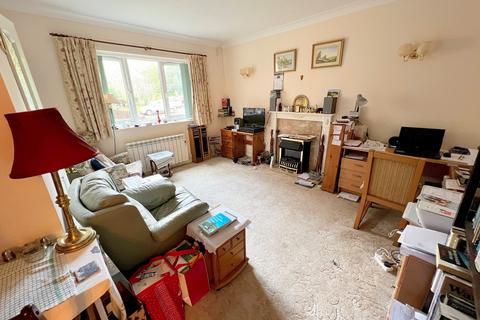 1 bedroom ground floor flat for sale, Barrs Avenue, New Milton, Hampshire. BH25 5GQ