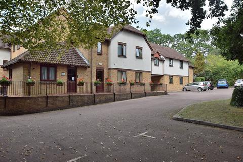 1 bedroom ground floor flat for sale, Barrs Avenue, New Milton, Hampshire. BH25 5GQ