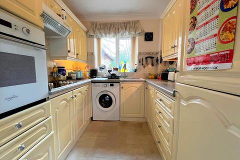 1 bedroom ground floor flat for sale, Barrs Avenue, New Milton, Hampshire. BH25 5GQ