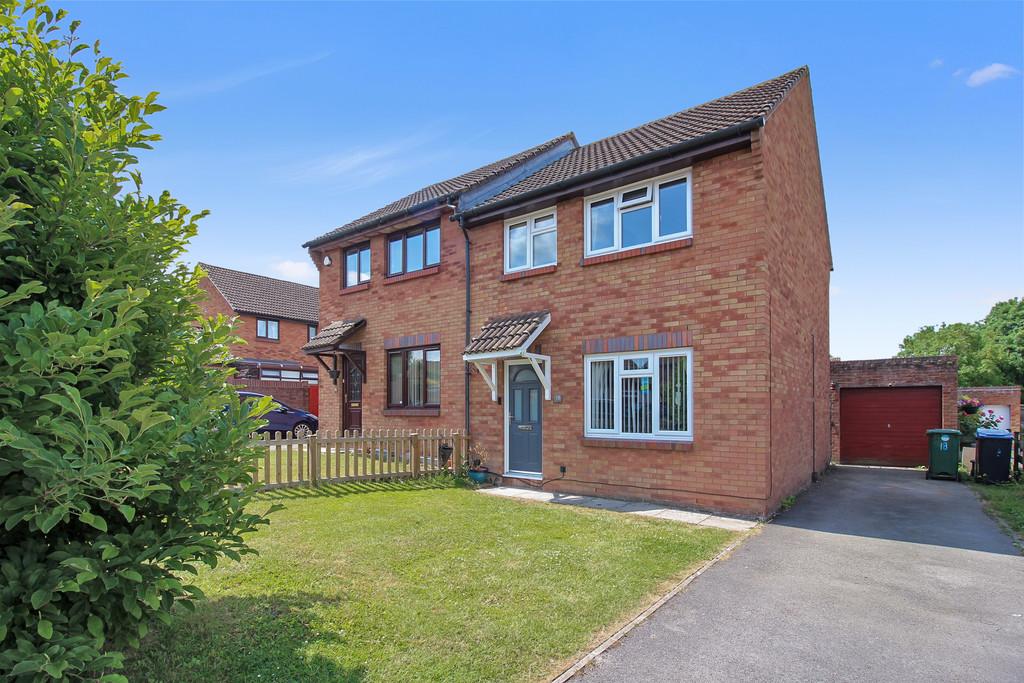 Cheyney Walk, Westbury 3 bed semidetached house for sale £260,000