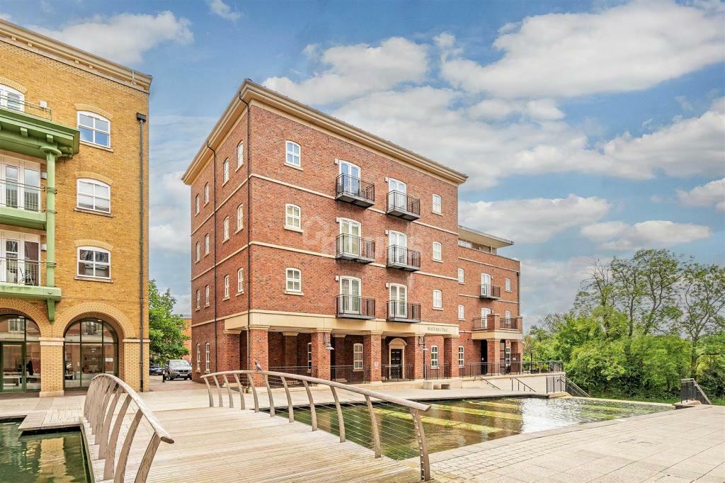 Waters Edge, Waterside, Shirley, Solihull, West Midlands 2 bed flat for