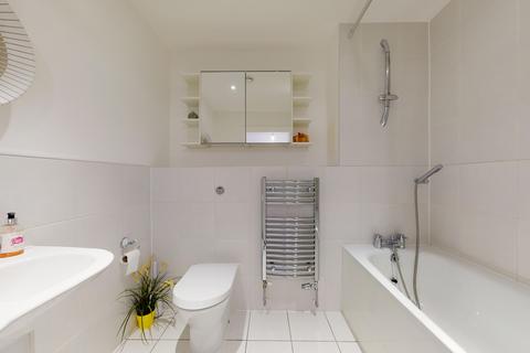 2 bedroom flat to rent, Moro Apartments, 22 New Festival Avenue, London