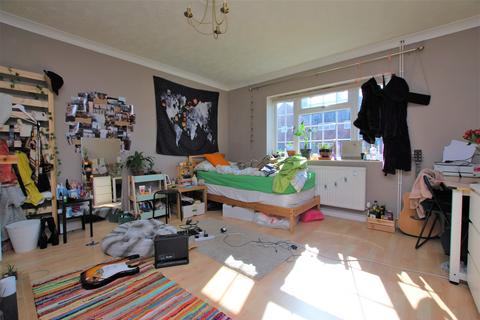 6 bedroom end of terrace house to rent, Hornbeam Road, Guildford, Surrey, GU1