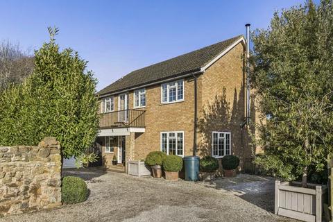 4 bedroom detached house for sale, Oxford Road, Banbury.  Prime location in a non estate secluded large plot.