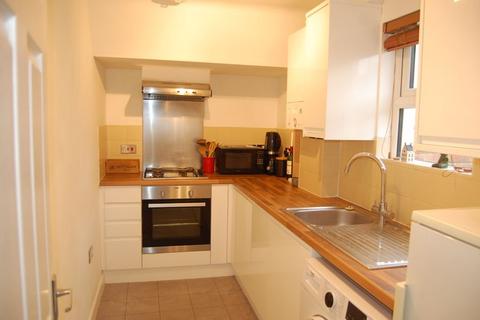 2 bedroom apartment for sale - Lower Ground Floor Apartment in Alexandra Road, South Farnborough.