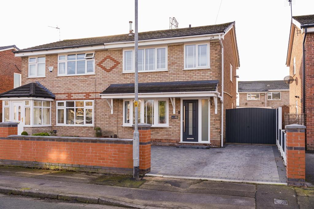 Berkshire Drive, Woolston... 3 bed semidetached house £260,000