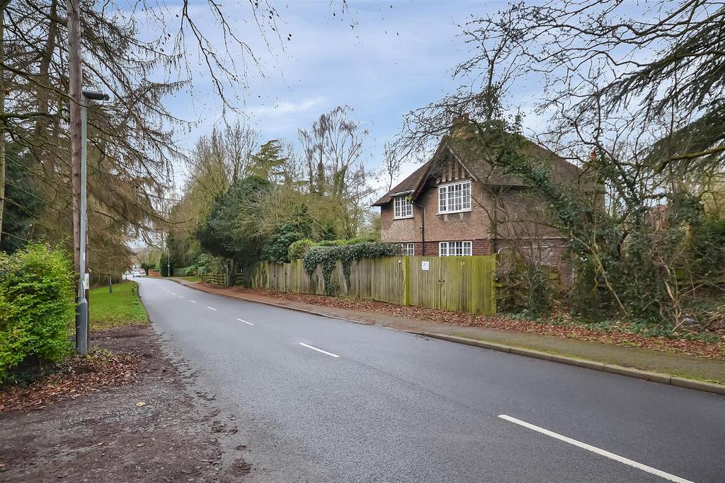 Cropwell Road, RadcliffeOnTrent, Nottingham 3 bed detached house for