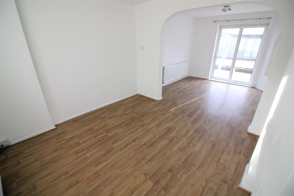 Kingshill Avenue, Hayes 5 bed semidetached house £2,300 pcm (£531 pw)