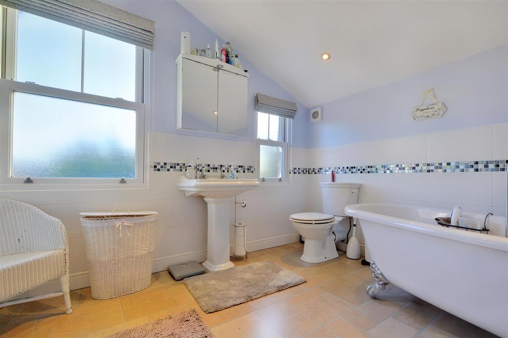 Bathroom 1.jpeg