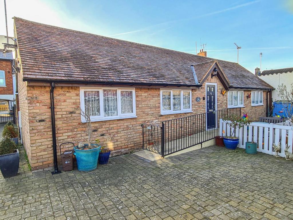 Hockliffe Street, Leighton Buzzard 2 bed detached bungalow for sale £
