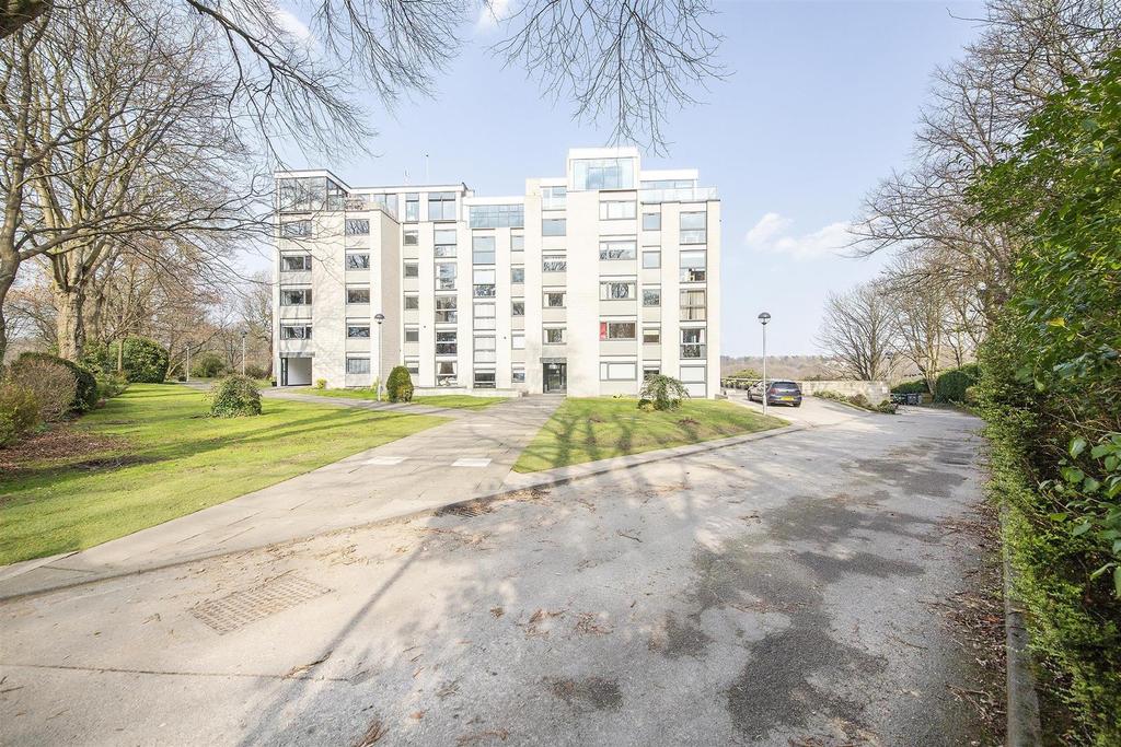 Lake View Court, Roundhay, Leeds 2 bed flat £1,400 pcm (£323 pw)