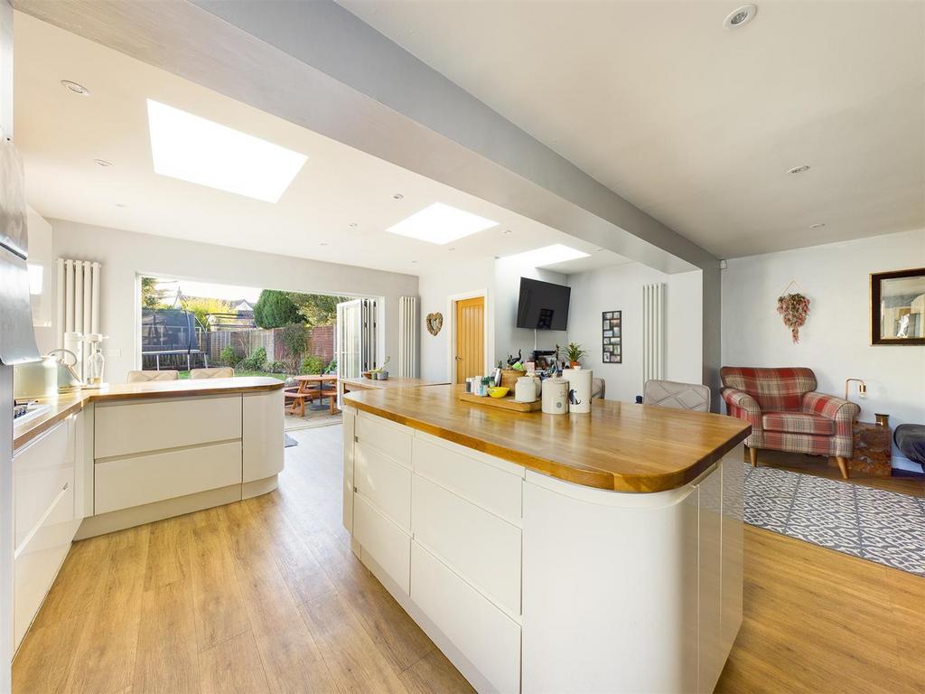 Audley Drive, Warlingham 3 bed semidetached house £600,000