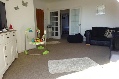 2 bedroom flat for sale - Shearwater House, Cedar Crescent, St. Marys Bay, Romney Marsh