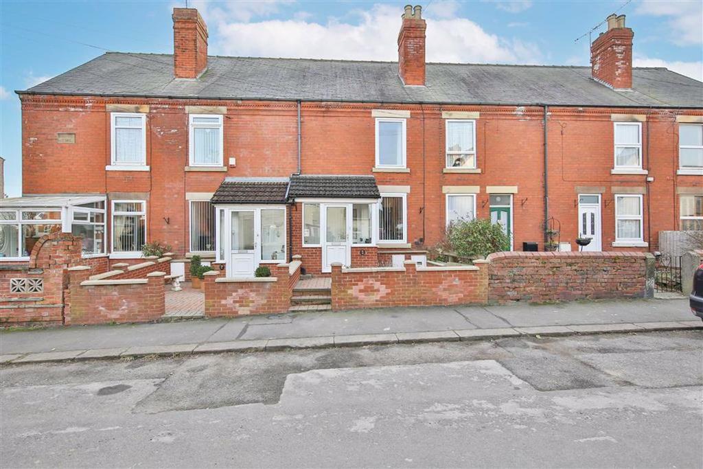 Vincent Crescent, Chesterfield, S40 3 bed terraced house £195,000