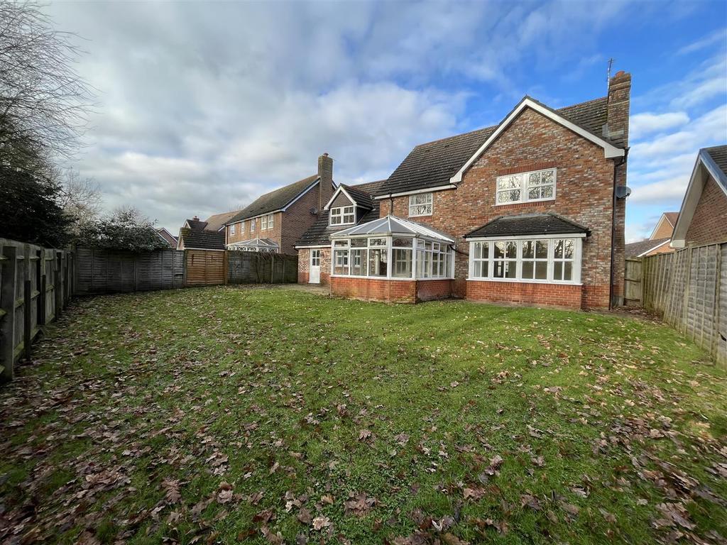 Buttermere Drive, Alderley Edge, 4 bed detached house £2,500 pcm (£