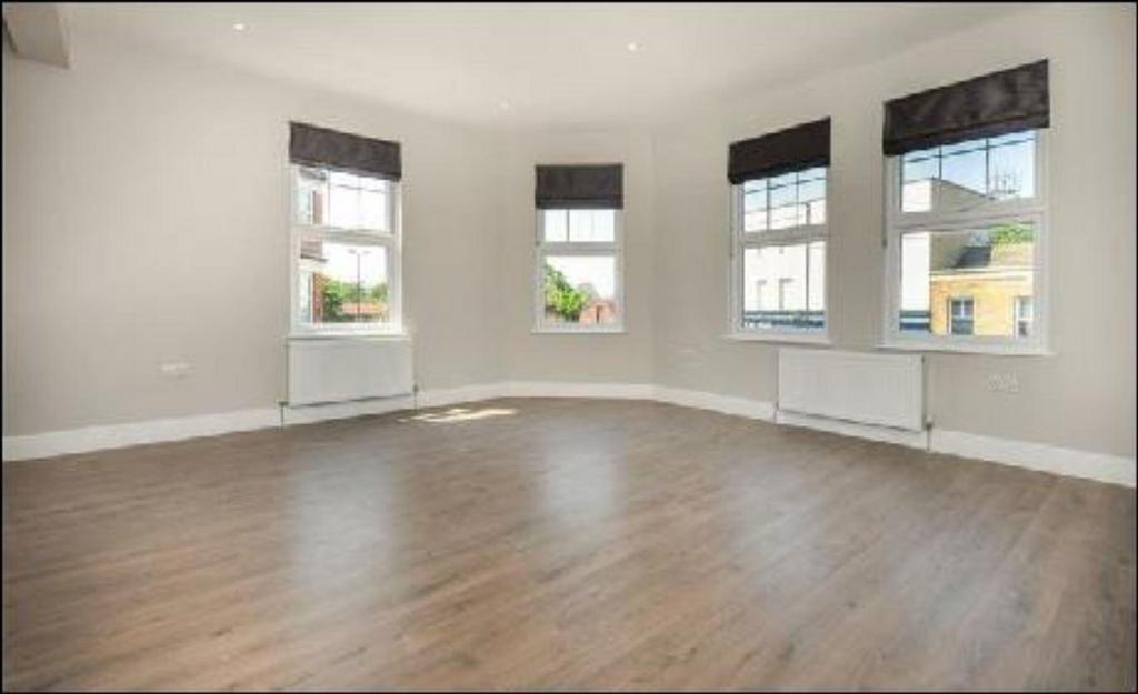 Carlton Park Avenue, Raynes Park, SW20 3 bed apartment £2,650 pcm (£
