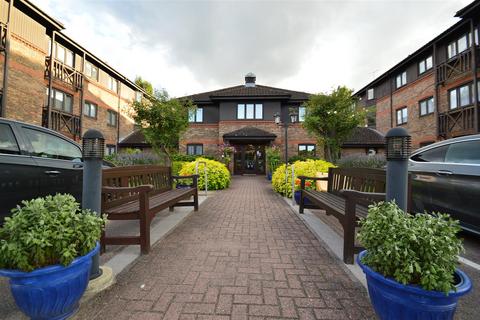 1 bedroom retirement property for sale, Winningales Court, Clayhall, IG5 0PX