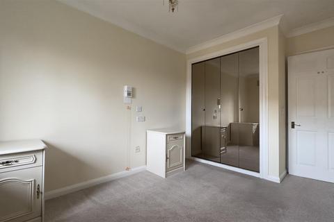 1 bedroom retirement property for sale, Winningales Court, Clayhall, IG5 0PX