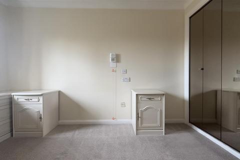 1 bedroom retirement property for sale, Winningales Court, Clayhall, IG5 0PX