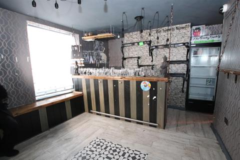 Shop to rent - Commercial Street, Shipley