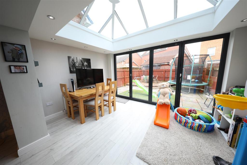 Brompton Park, Kingswood, Hull 3 bed semidetached house £185,000