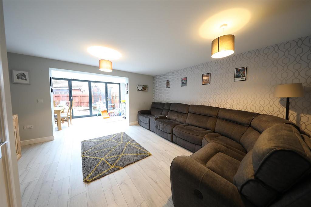Brompton Park, Kingswood, Hull 3 bed semidetached house £185,000