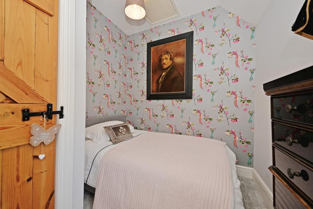 208 Warwick Road - bed2a.jpg