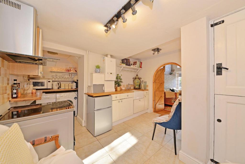 208 Warwick Road - kit1.jpg