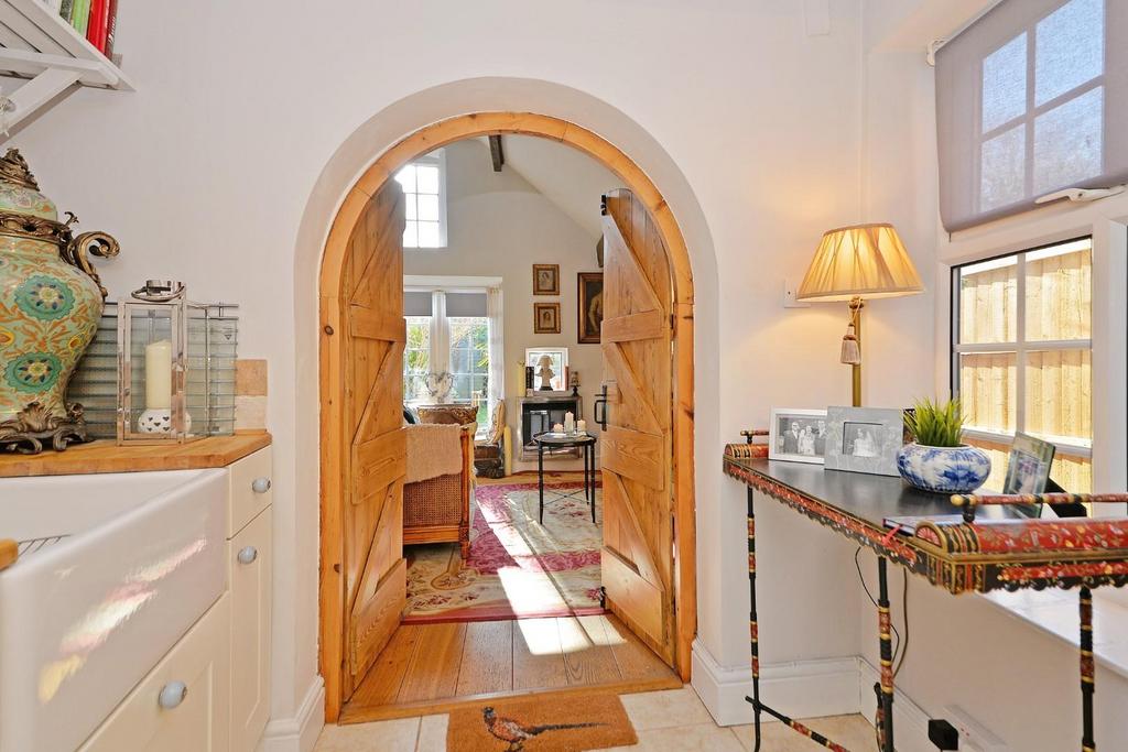 208 Warwick Road - kit5.jpg