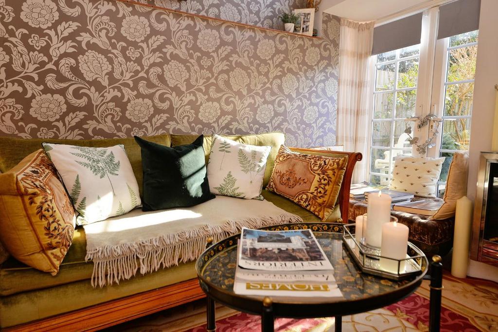 208 Warwick Road - sitting5.jpg