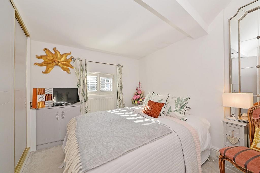 208 Warwick Road - bed1a.jpg