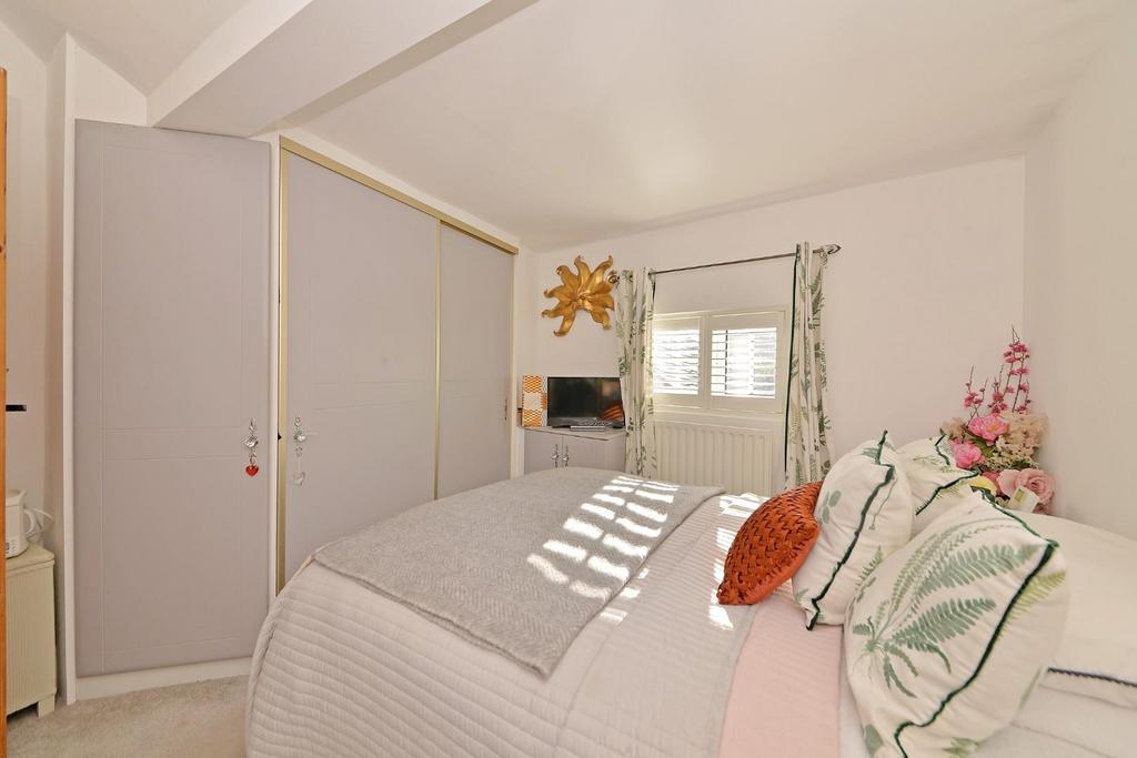 208 Warwick Road - bed1d.jpg