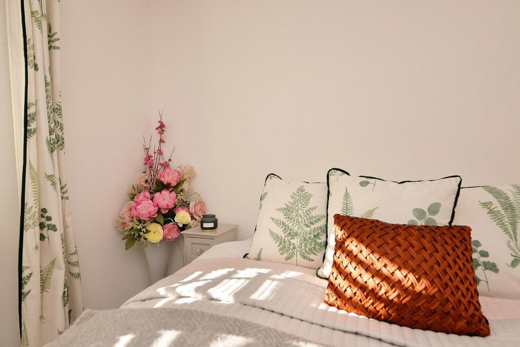 208 Warwick Road - bed1b.jpg