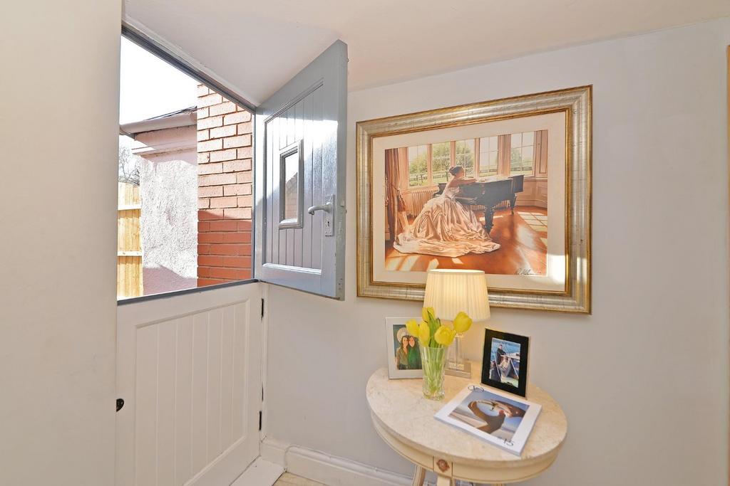 208 Warwick Road - kitdor.jpg