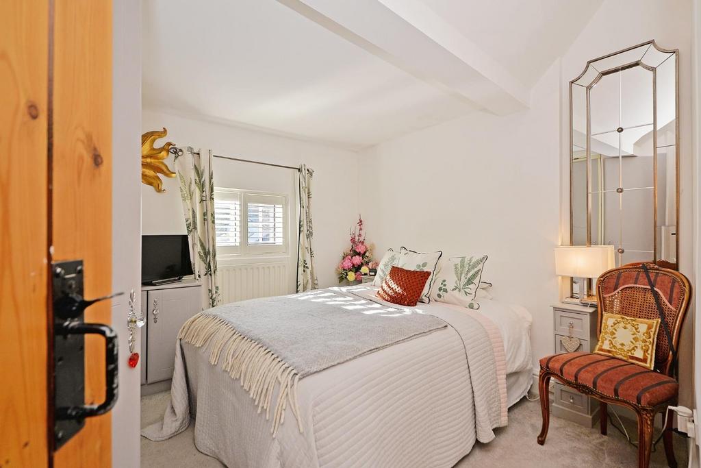208 Warwick Road - bed1c.jpg