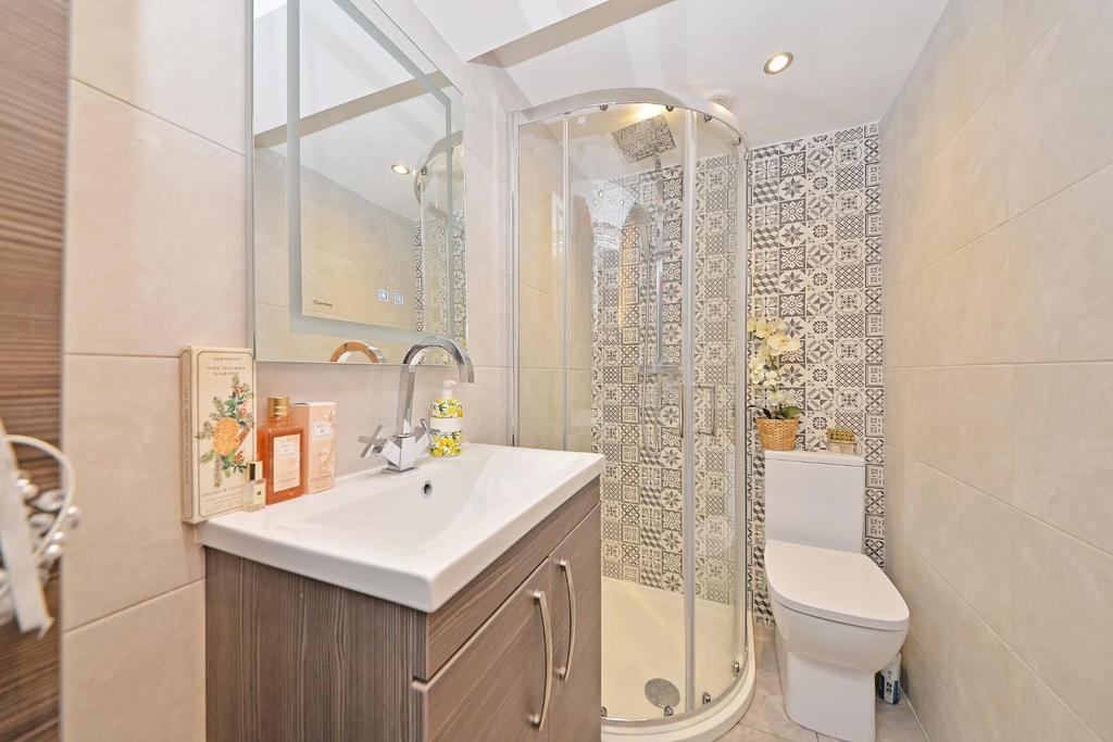 208 Warwick Road - showerrm.jpg