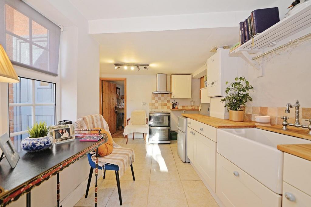 208 Warwick Road - kit3.jpg