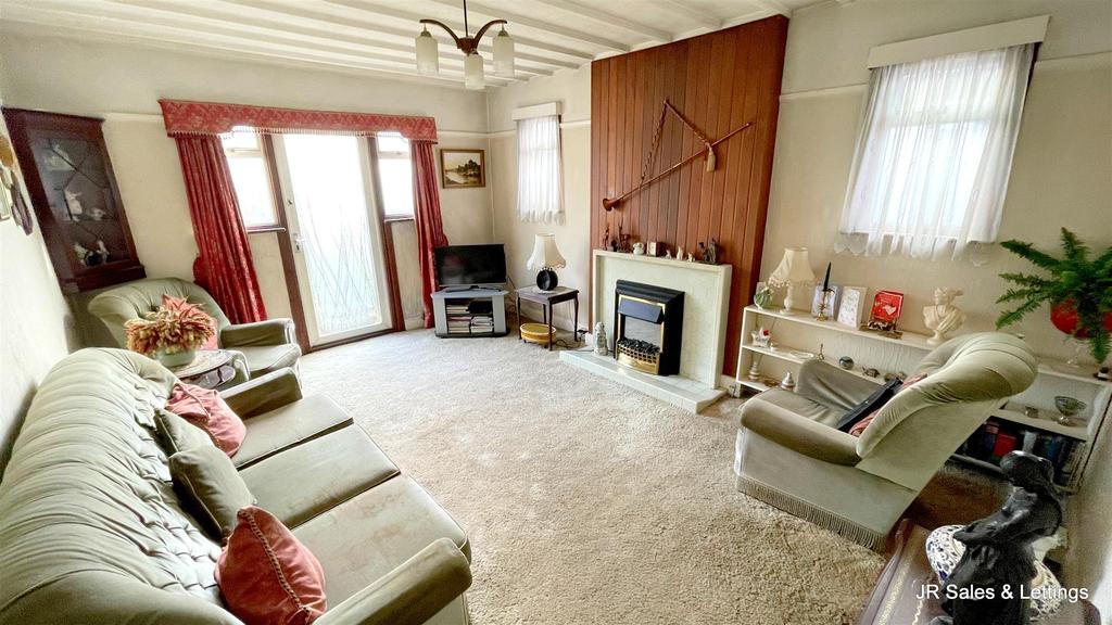 Theobalds Road, Cuffley 2 bed detached bungalow £599,995