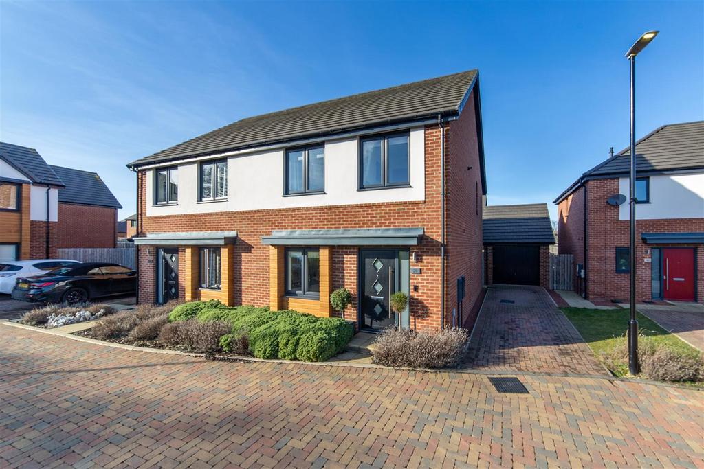 Foxfield Close, Kenton Bank Foot, NE13 3 bed semidetached house for