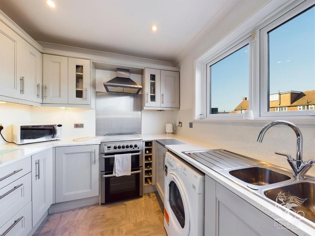 Araglen Avenue, South Ockendon 2 bed house £350,000