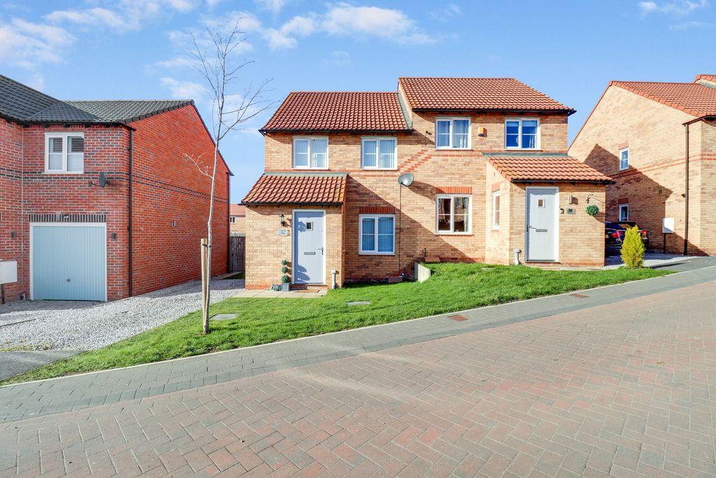 Pickhill's Grove, Goldthorpe... 3 bed semidetached house £850 pcm (£