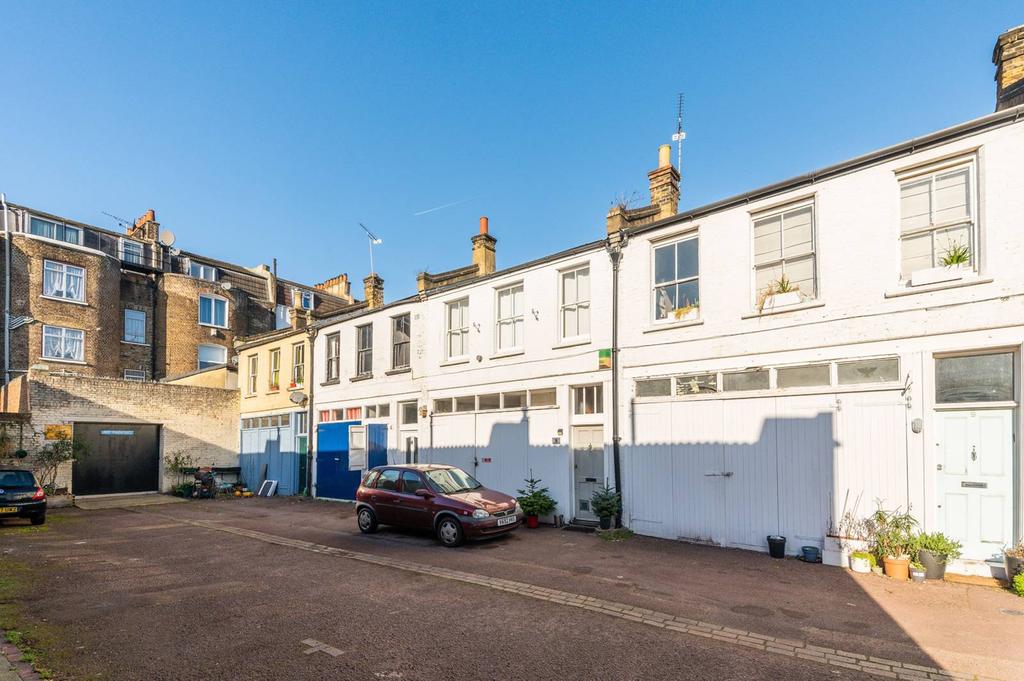 Albany Road, Elephant and Castle, London, SE5 3 bed flat for sale £