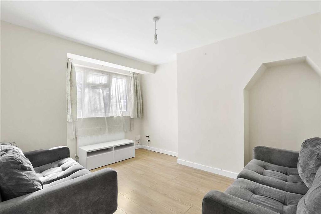 Fernlea Road, Mitcham 3 bed terraced house £1,850 pcm (£427 pw)