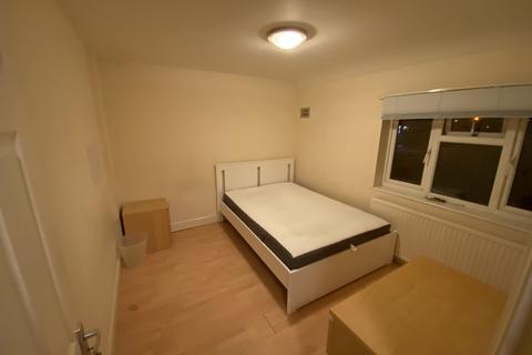 1 bedroom in a flat share to rent, Worcester Park, KT4