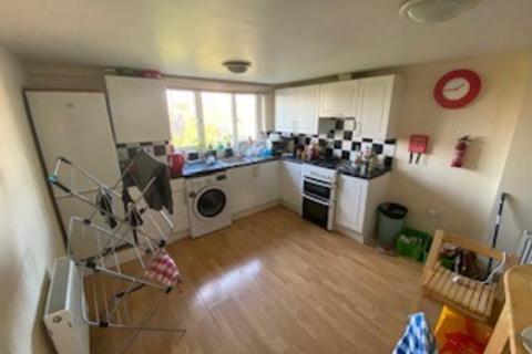 1 bedroom in a flat share to rent, Worcester Park, KT4