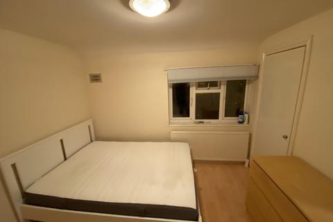 1 bedroom in a flat share to rent, Worcester Park, KT4