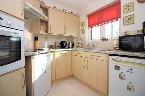 1 bedroom retirement property for sale, Victoria Court, Victoria Avenue, Chard, Somerset TA20